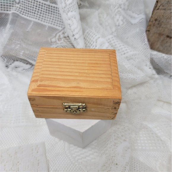 Sweet Vintage Wood Box Tongue & Groove - Picture 2 of 8